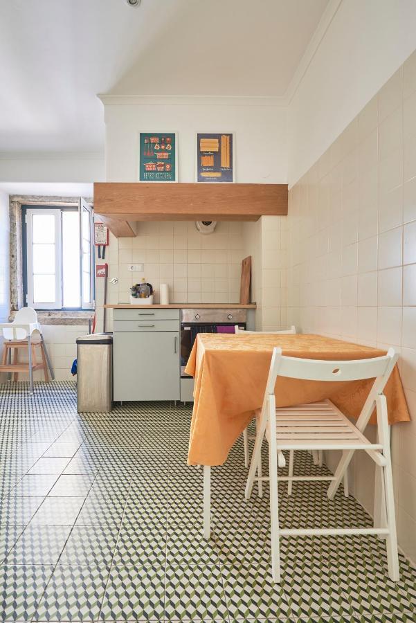 Aesthetic Riverview Apartment In Historical Lisbon Exterior photo