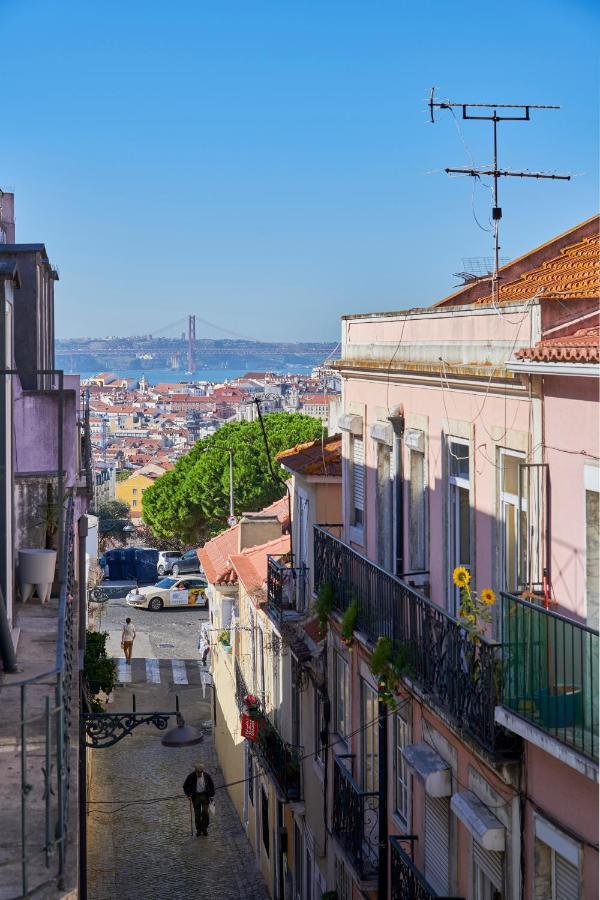 Aesthetic Riverview Apartment In Historical Lisbon Exterior photo